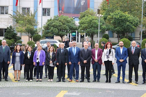 19 Ekim Muhtarlar Günü dolayısıyla Kaymakamlık binası Atatürk Anıtı önünde muhtarlarımızın katılımı ile çelenk sunma töreni gerçekleştirildi.